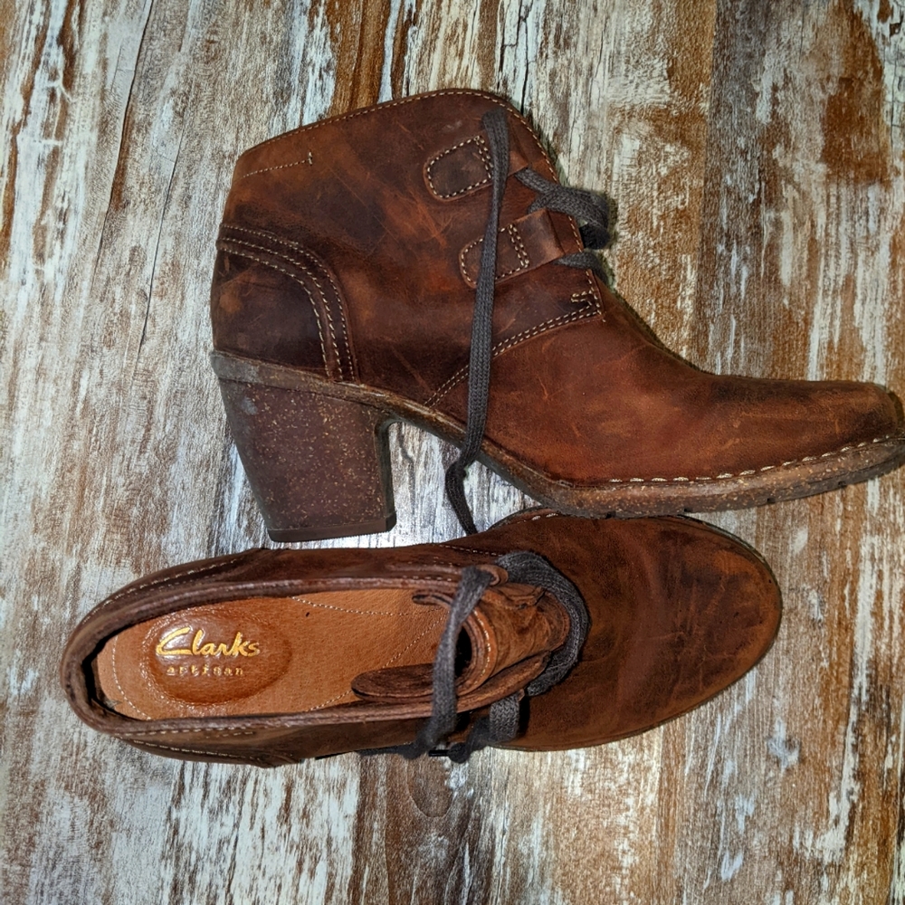 Sz 9 Clark's boots woman's